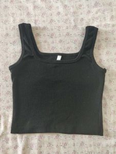 black sleeveless crop top
