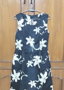 Elegant white lily Floral Print Sleeveless Dress