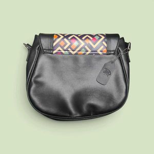 Stylish Crossbody Bag with Geometric Print
