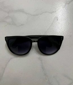 Stylish Black Cat-Eye Sunglasses