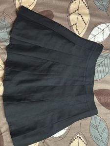 Chic Black Pleated Mini Skirt