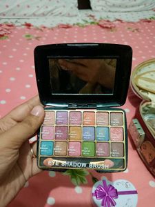 NEWGIRL 18 Color Eyeshadow Palette