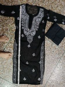 Elegant Black Embroidered Kurta