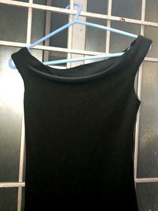 black sleeveless dress