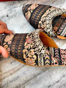 Embellished Ethnic Juttis for Women