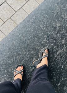 Stylish Black  Flip-Flops. heels for we