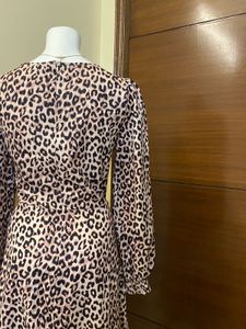 Chic Leopard Print Midi Dress 🐆