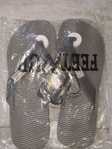 New with Tags: Feet Flip Flops Grey Men