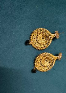 Elegant Gold-Toned Tikka &amp; Earring Set