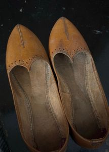 Classic Brown Leather Juttis
