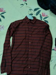 maroon shirt with ice blue denim jeans
