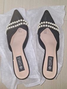 Imported Black heels with pearls new  ✨️