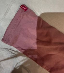 2 women legging