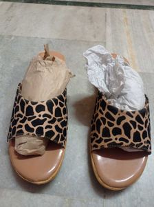 Stylish Giraffe Print Slides