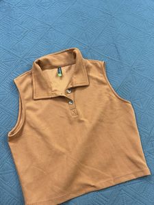 Sleeveless Collared Crop Top