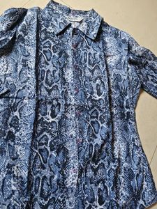 Stylish Blue Snakeskin Print Button-Up Shirt