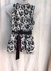 11249. Black &amp; White Floral Wrap Top