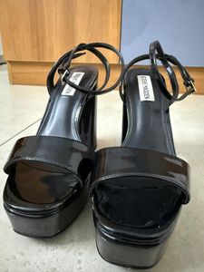 STEVE MADDEN Chic Black Patent Platform Heels