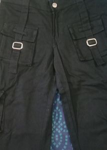 Trendy Black Capri With Pockets
