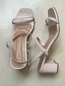 Baby peach heels 💕