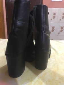 Chic Black Platform Lace-Up Boots