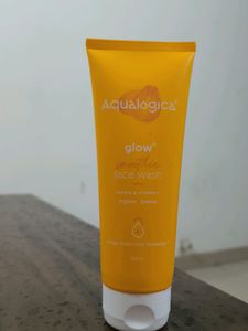 Aqualogica glow+ Smoothie Face Wash
