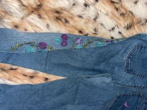 IT GIRL Y2K Embroidered Capri Jeans