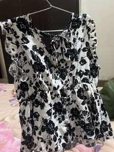 Chic Black &amp; White Floral Top