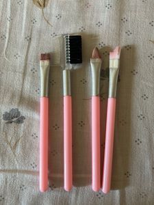 Set of 4 Pink Makeup Brushes 🌸