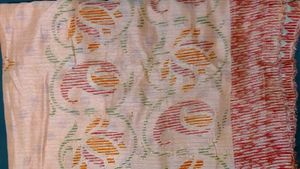 Elegant peach Silk Saree with Pink Border