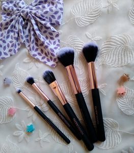 5 In 1 MAKEUP BRUSH SET  💗