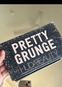 Huda Beauty Pretty Grunge Eyeshadow Palette