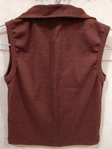 Sleeveless Collared Crop Top