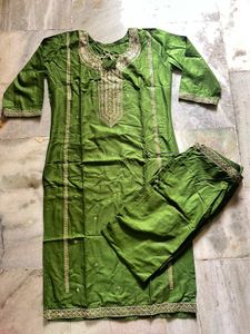 Elegant Green Kurta Set with Intricate Embroidery