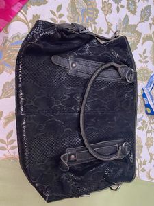 Chic Black Faux Snakeskin Shoulder Bag