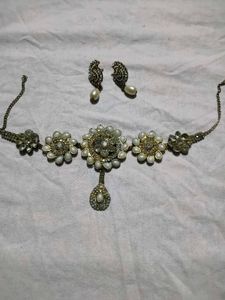 Elegant Pearl and Crystal Necklace Set