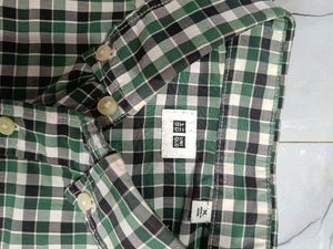 uniqlo  Men's Green Plaid Button-Up Shirt