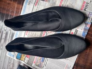 Chic Black Pointed-Toe Flats