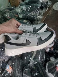 NEW NO USED SNEAKERS SHOES FOR MEN.