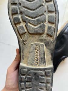 BATA naughty boy school shoes in black (SIZE 5)