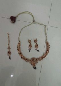 Stunning Necklace with Earrings & Maang Tika