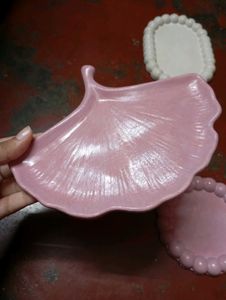 This is a customized leaf tray in pink colour