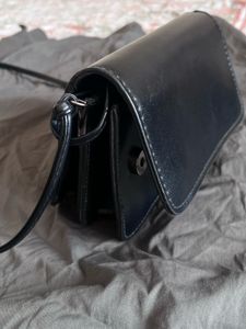 BLACK SLING BAG