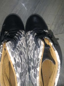Stylish Women's Lace-Up Boots