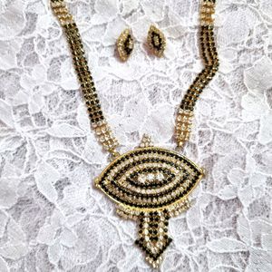 220. Black And White Stone Studded Jewellery Set