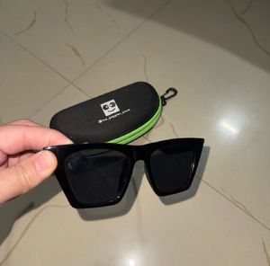 Stylish Black Cat-Eye Sunglasses with Case