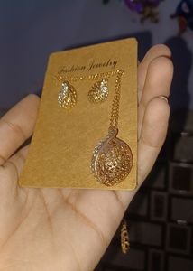 Pendent Set Can (Price Negotiable )