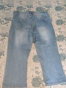 Light Wash Distressed Beach Capri