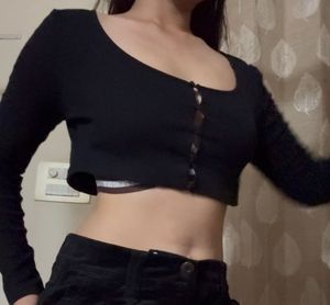 Buttoned crop top 🕷️🏴‍☠️🖤