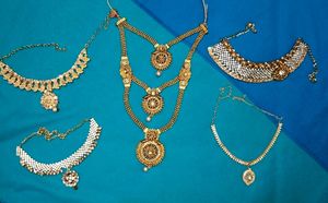 Exquisite Gold Tone Jewelry Set